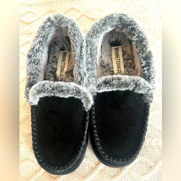 Minnetonka Black Moccasin Slippers Leather Suede with faux fur Women’s size 8 - Picture 1 of 9